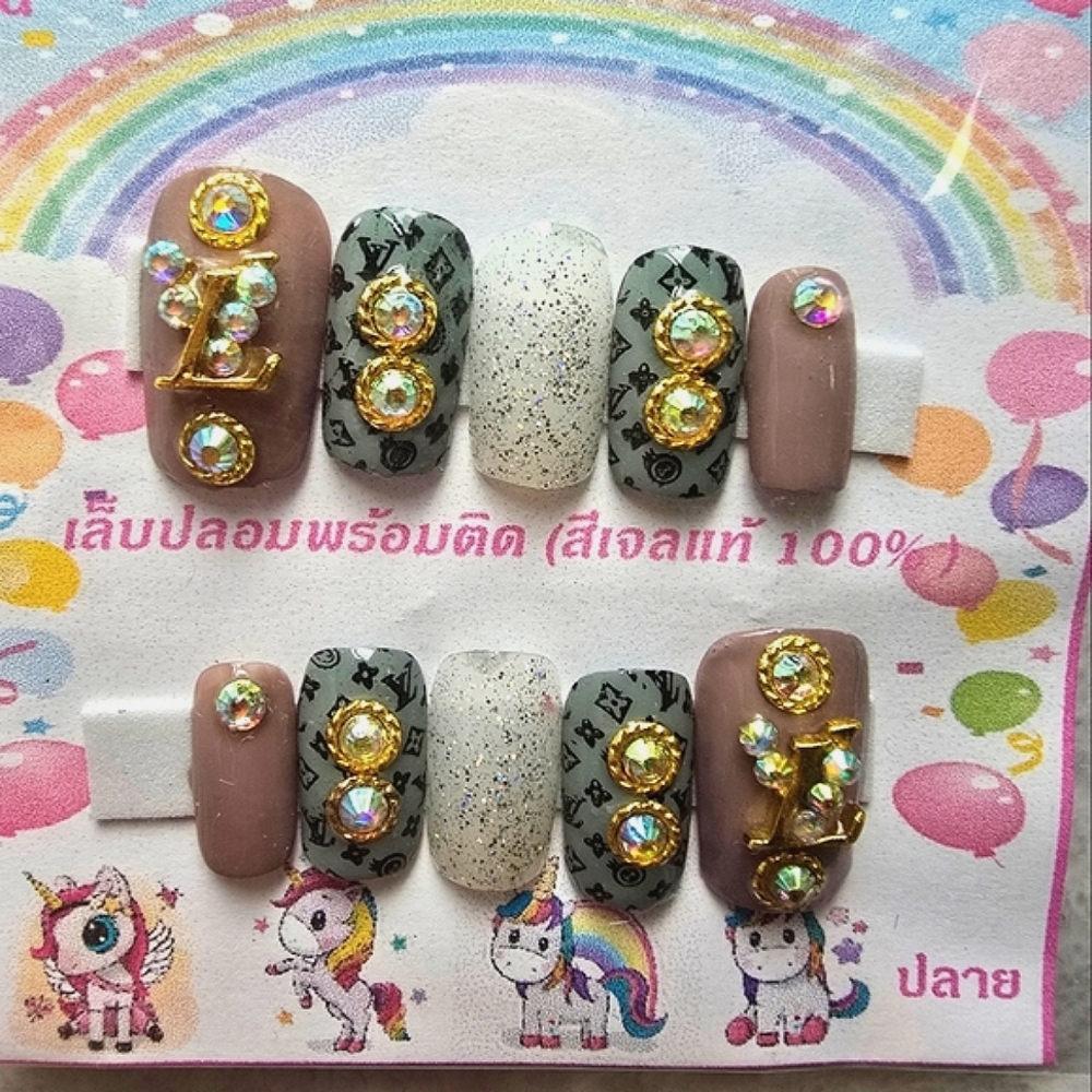 Stylish Nail Art Set with Gold Accents